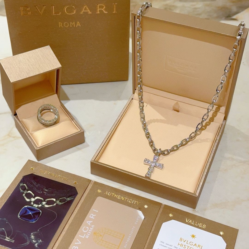 Bv1g*ai necklaces